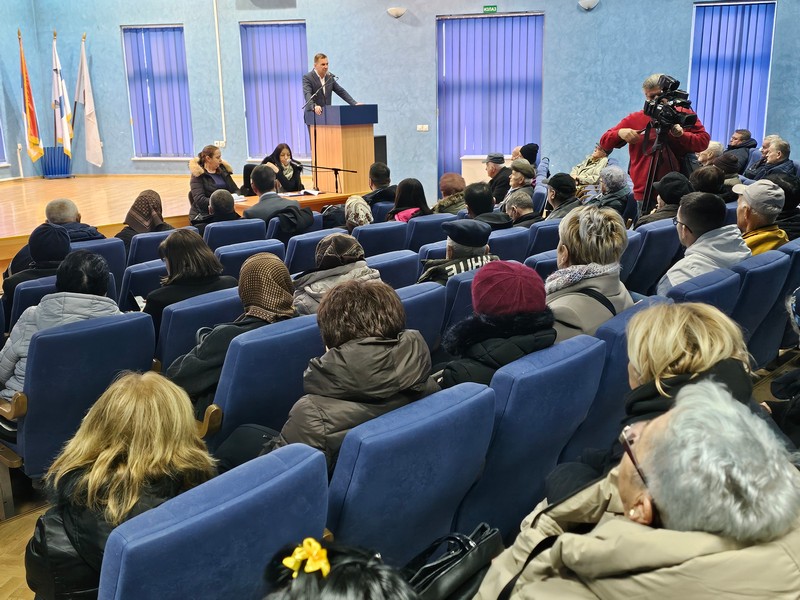 Ugljevik ne zaboravlja heroje: Porodicama poginulih boraca i vojnim invalidima uručeno po 150 KM povodom Božića