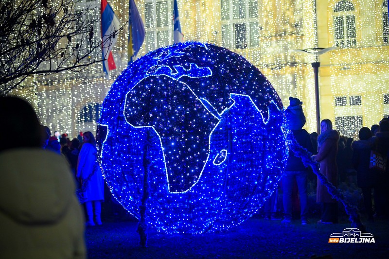 Novogodišnja rasvjeta obasjala Bijeljinu (FOTO)