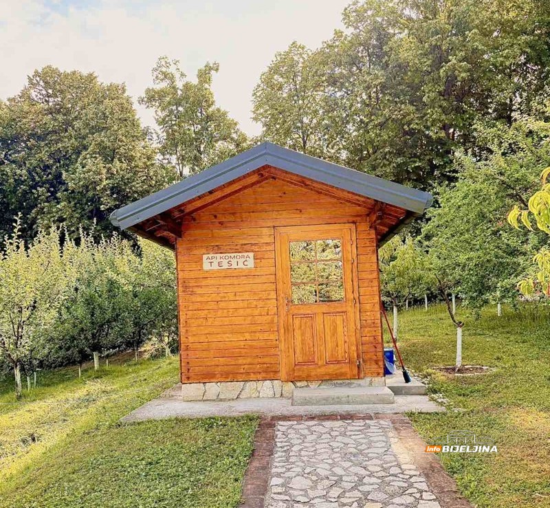 Pčelaru iz Donje Trnove stigla sezona kakvu čeka 15 godina: Kvalitet vrhunski, kupci dolaze sami (FOTO)