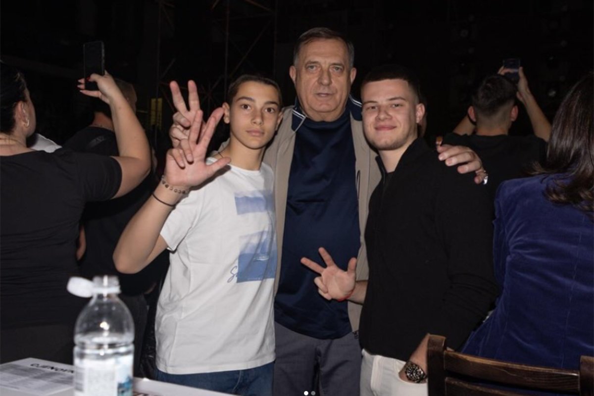 Dodik sa unucima na koncertu Aleksandre Prijović: 