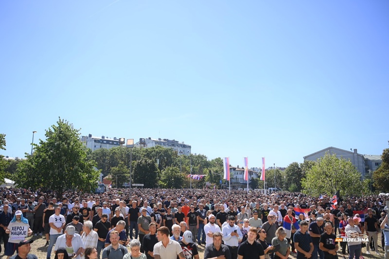 Hiljade građana prate opijelo Ratku Mladiću, služi patrijarh Porfirije (FOTO)