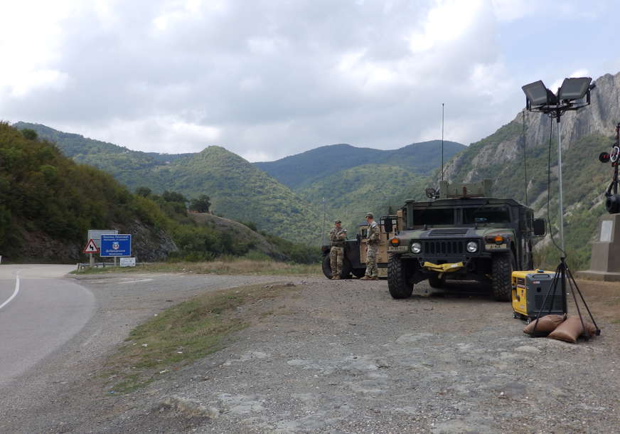 KFOR rasporedio svoje snage: Na nekoliko punktova na Sjeveru Kosova postavljena oprema (FOTO)