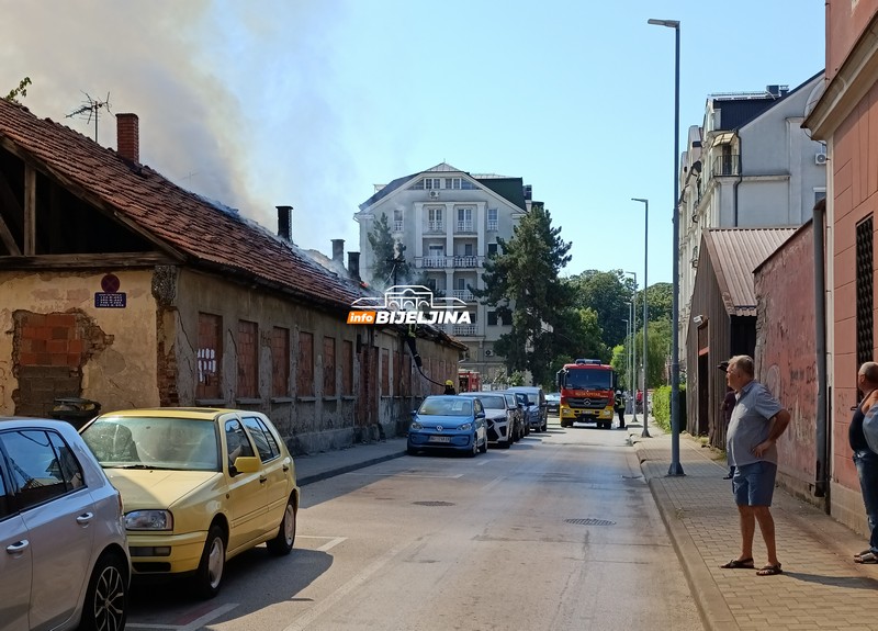 Bijeljina: Gori napuštena kuća, na terenu vatrogasci (FOTO, VIDEO)