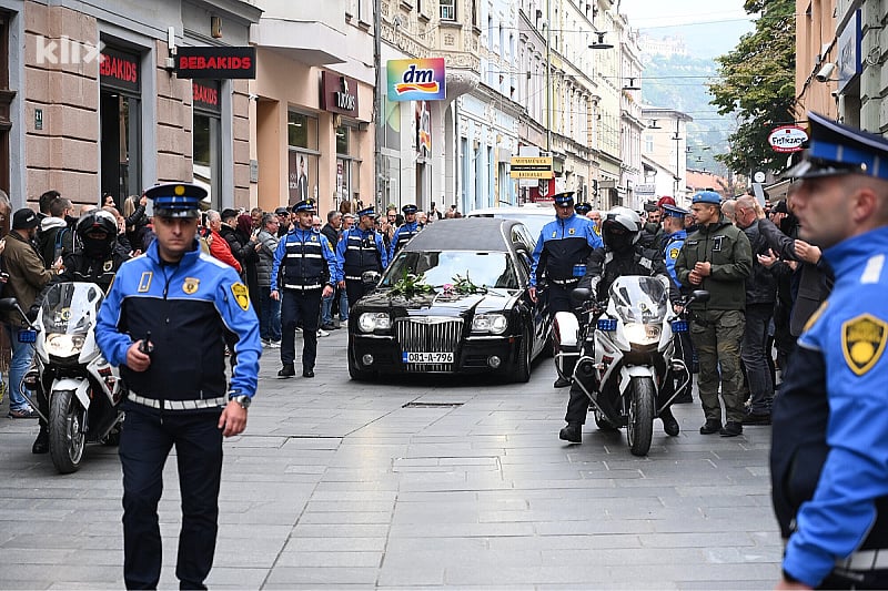 Ovo Sarajevo ne pamti: Hiljade ljudi na posljednjem ispraćaju Halida Bešlića