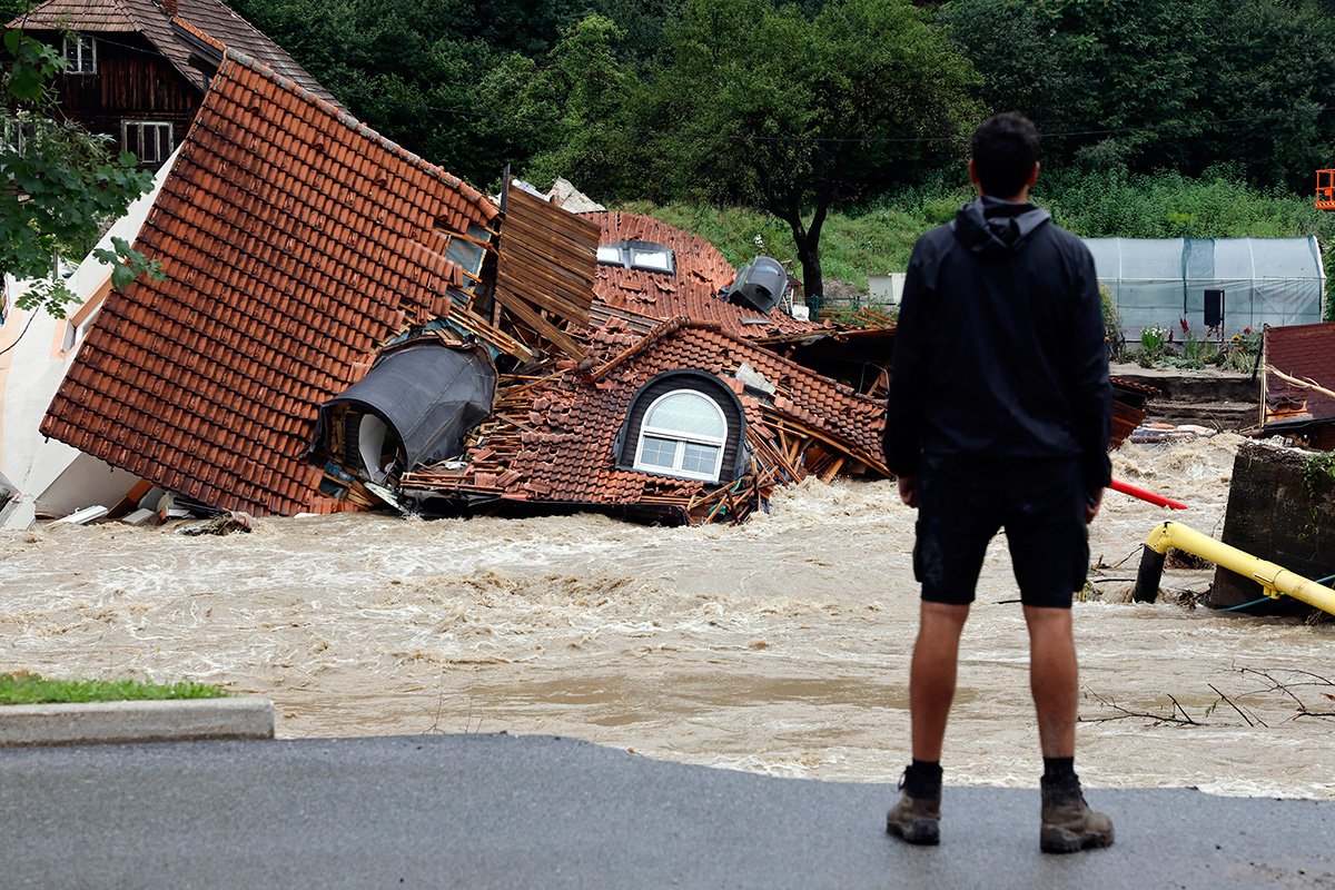 Kako voda razvije tako razornu snagu da ruši kuće i nosi automobile kao igračke