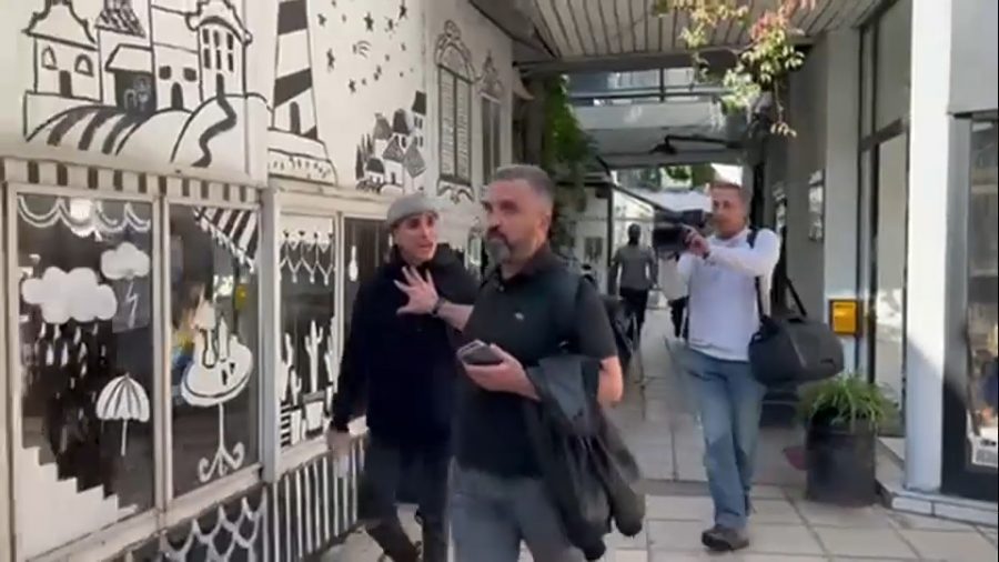 Jedan od demonstranata na protestu šutnuo glavnog urednika Informera (VIDEO)