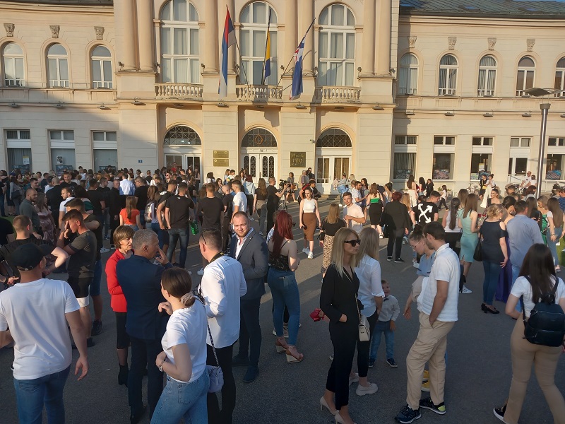 Održan defile maturanata Ekonomske škole: „Od sutra postajemo ljudi“ (FOTO)