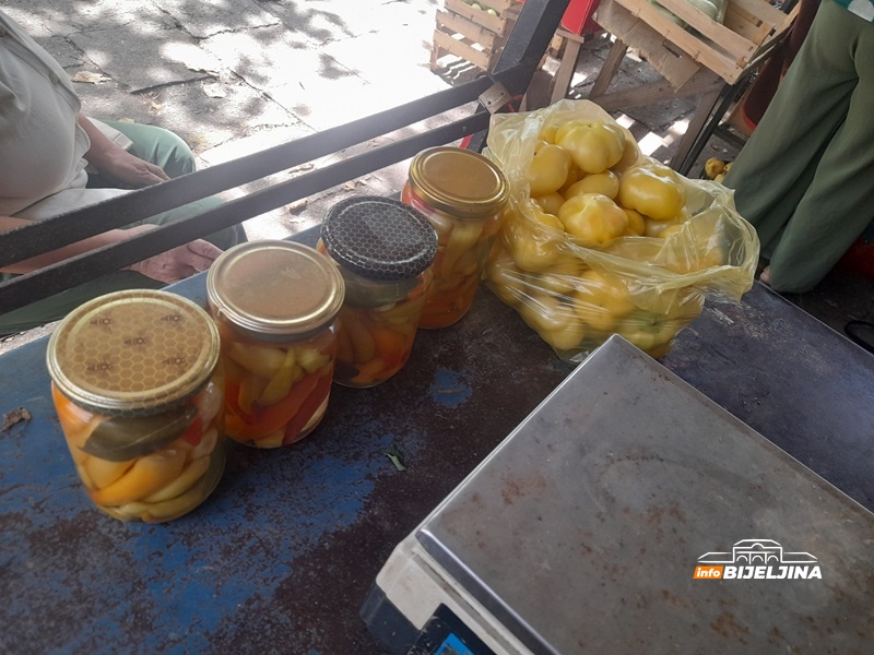 Ajvar i kiseli krastavci odlaze u prošlost: Domaćice sve rjeđe prave zimnicu, pijace zjape prazne