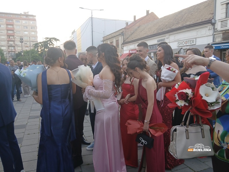 Bliznakinje iz Gimnazije ponos Bijeljine: Odlične učenice, zajedno će studirati na PMF-u (FOTO)