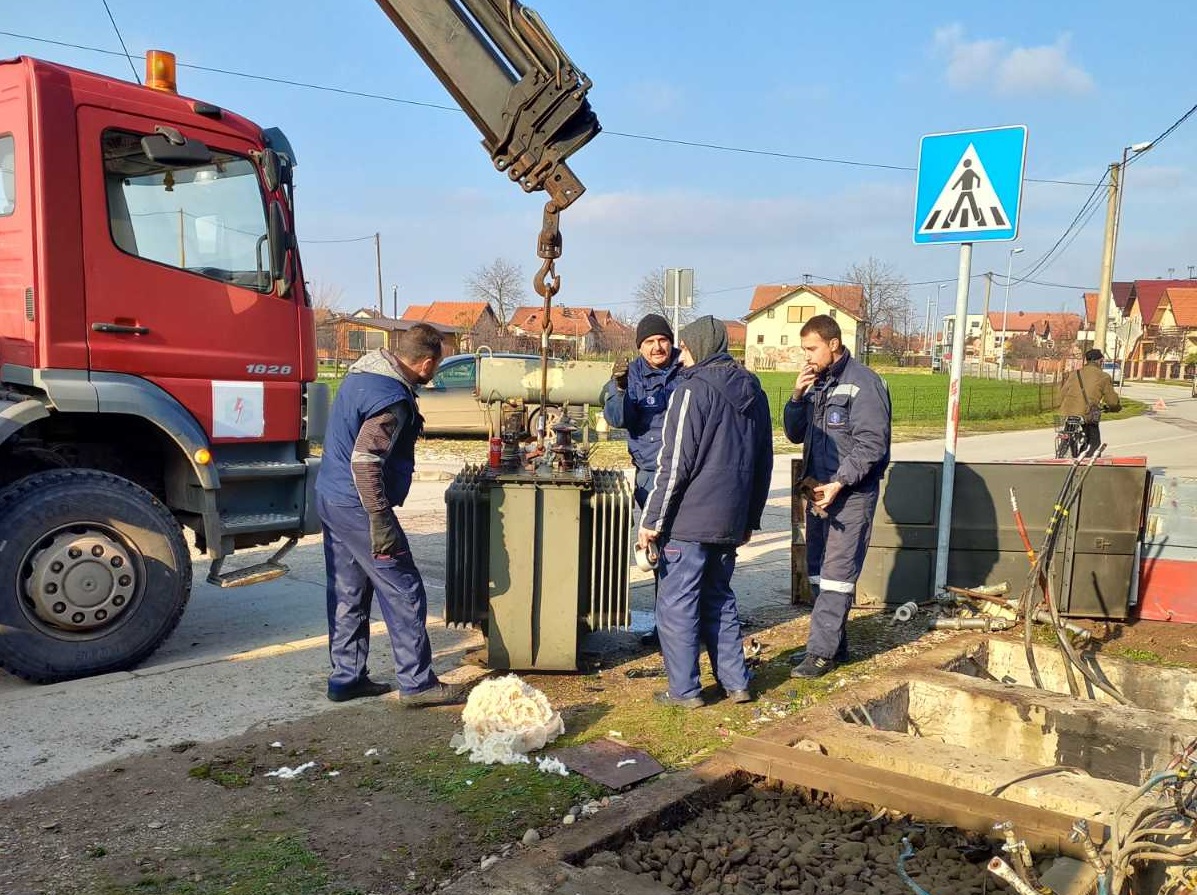 Bijeljina: Vozilom uništio trafo stanicu, dio grada ostao bez struje (FOTO)