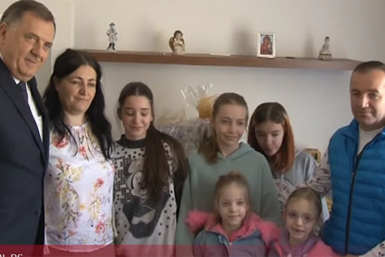 Osmočlana porodica Badnjar dobila topli dom: Dodik na useljenju