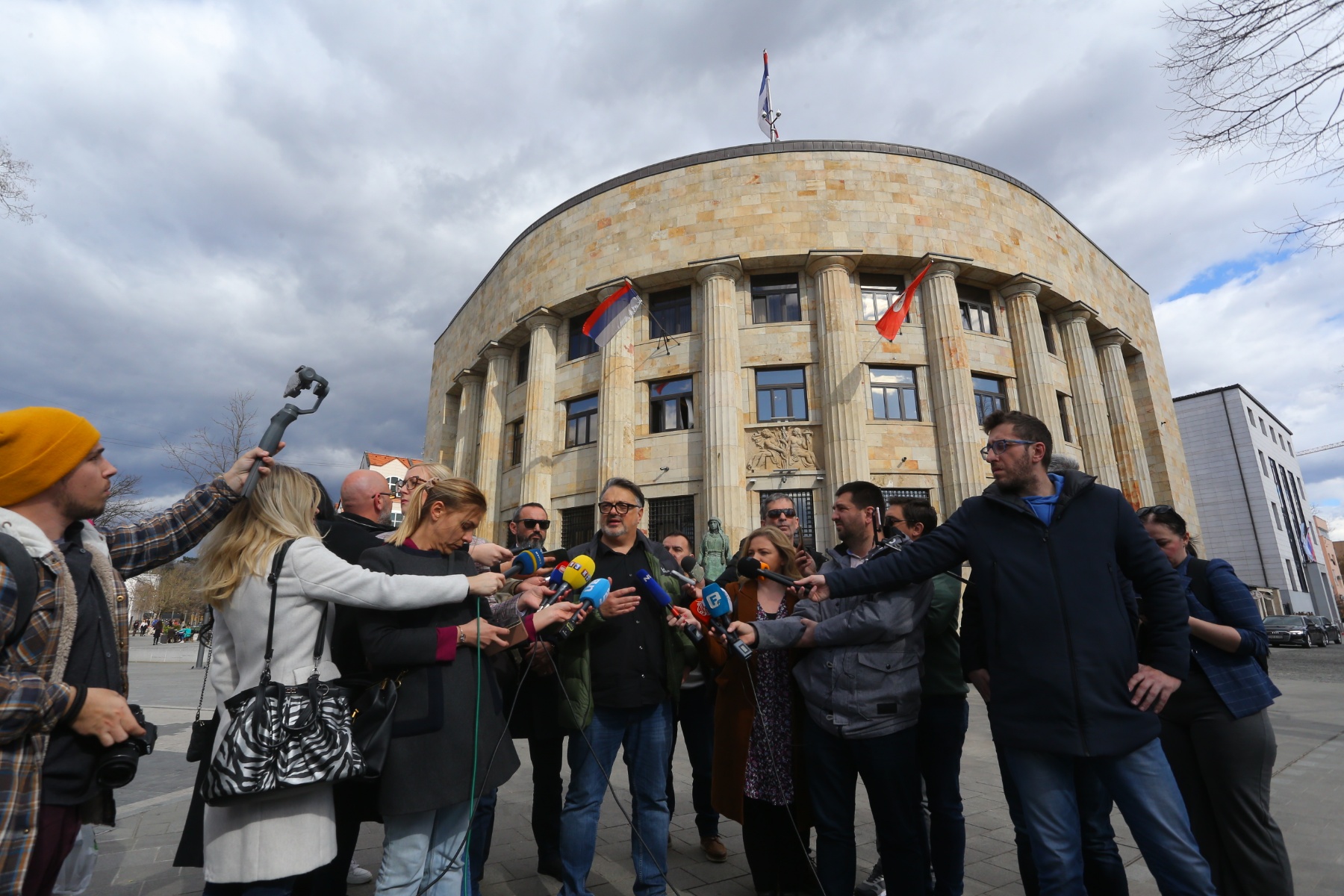 Stvorena je atmosfera lova na novinare: Morača i Trifunović održali pres ispred Palate Republike (FOTO)