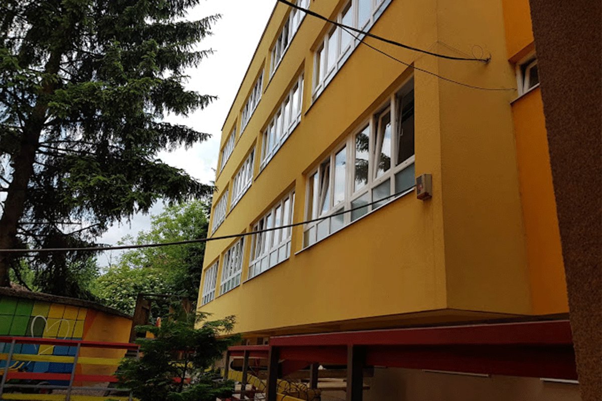 Nastavnik koji je udario učenika dobio otkaz, ali ne želi da ode