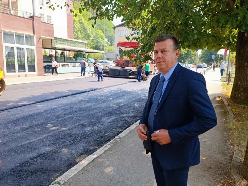 Dakić sa saradnicima obišao radove na asfaliranju centralne gradske ulice u Kotor Varošu