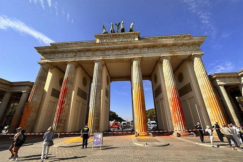 Incident u Berlinu: Demonstranti poprskali farbom Brandenburšku kapiju