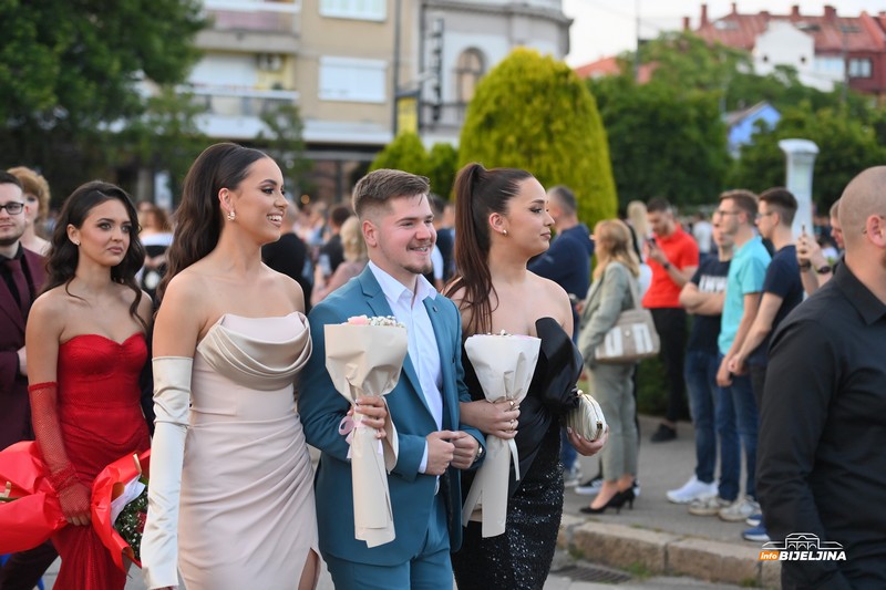 Maturanti Ekonomske i Srednje muzičke škole u Bijeljini večeras slave: Stekli znanje i prijateljstva (FOTO)