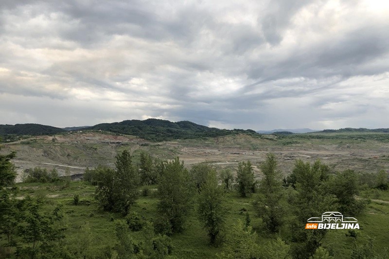 Posljednji Vaskrs na ognjištu: Rudarske mašine brišu majevička sela /FOTO/