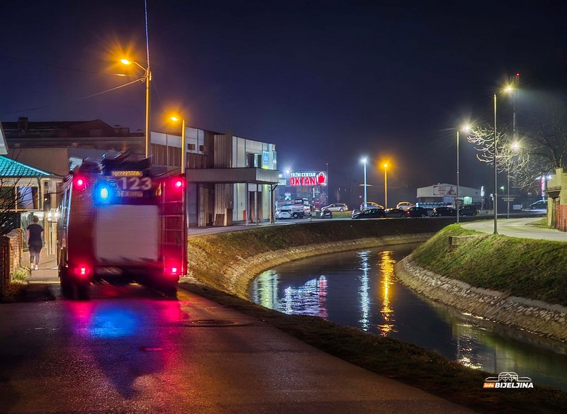 Bijeljina: Pijani biciklista sletio u kanal, intervenisali vatrogasci, Hitna i policija (FOTO)