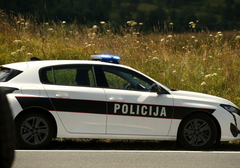 Teška nesreća kod Vogošće: Dvije osobe povrijeđene, na automobilu izbio požar
