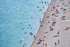 Nevjerovatni poduhvat - šta sve rade ljudi na plaži za hlad FOTO