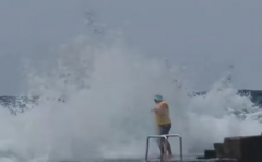 Čovjeka odnosi talas: Nova jeziva scena u Crnoj Gori, crvena zastavica zbog opasnosti (VIDEO)