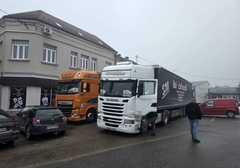 Prevoznici nastavljaju blokadu: Na smjenu dežuraju u kamionima