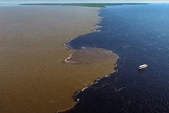 Prirodni fenomen: Dvije rijeke se susreću, ali se ne miješaju (VIDEO)