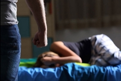 Optužen da je silovao kćerku pa joj dao 20 KM