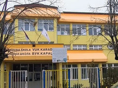 Otac upao u školu i istukao djecu, jednom đaku polomljena vilica