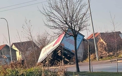 Saobraćajna nesreća u Bijeljini: Kamion sletio sa puta, pričinjena materijalna šteta