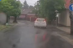 Pogledajte kako je poklopac šahta podigao auto od zemlje