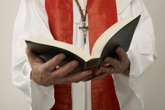 HIV pozitivan sveštenik iz Italije krao donacije, kupovao drogu i organizovao orgije