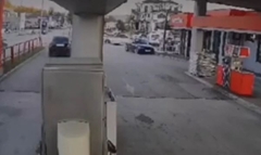 Pretekao automobil prolaskom kroz benzinsku pumpu i vratio se na cestu (VIDEO)