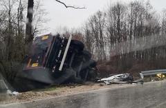 Prevrnuo se kamion kod Šamca /FOTO/