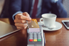 Bakšiš i kartica teško za istim stolom