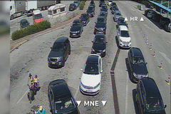 Haos na jugu Hrvatske: Putnici u kolonama od 20 km, mještani im donose vodu