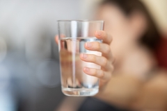 Istina o vodi prije obroka: Da li zaista pomaže u mršavljenju ili je to mit?