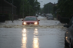 Sremska Mitrovica pod vodom: Padavine izazvale poplave na ulicama