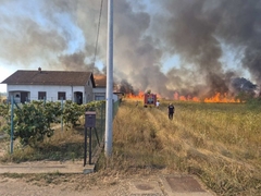 Veliki požar kod Laktaša: Izgorio objekat, evakuisani mještani