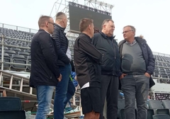 "Popijte piće momci" Dodik počastio radnike prilikom obilaska teniskih terena (FOTO)