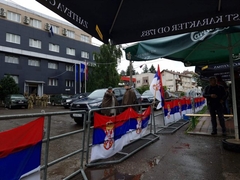 Trobojke se vijore ulicama Leposavića uoči proslave Dana srpskog jedinstva (VIDEO)