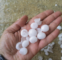 NEVRIJEME U GACKU Ogromne količine kiše se sručile na zemlju, a padao je i grad