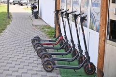 Stižu nova pravila za električne trotinete u BiH: Vožnja uz kacigu, noću obavezan prsluk