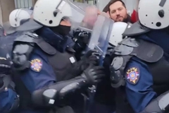 Protest, traže pravdu za pretučenog penzionera: Guranje opozicije i policije eskaliralo u Novom Sadu (VIDEO)