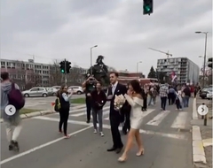 I mladenci izašli na studentski protest u Srbiji (VIDEO)