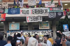 Poslije 14 dana završena blokada RTS-a: Studenti slave ispred zgrade javnog servisa