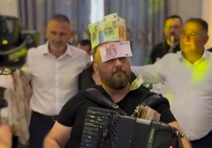 Borku Radivojeviću na nastupu gosti stavili KRUNU OD 1.000 EVRIĆA NA GLAVU, mreže se usijale