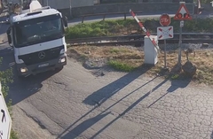 Bahate vožnje u Banjaluci: Nesavjesni vozači voze preko pruge iako je rampa spuštena