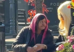 Jelena Karleuša na sahrani Saše Popovića DALA PARE ŽENI koja prosi na groblju (VIDEO)