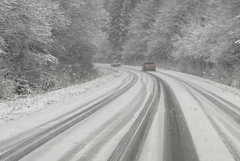 Snijeg otežava saobraćaj na nekim dionicama